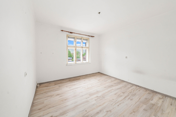 jeden z bytů v 1. patře - Prodej domu 416 m², Semily