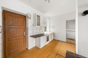 jeden z bytů v 1. patře - Prodej domu 416 m², Semily