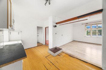 jeden z bytů v 1. patře - Prodej domu 416 m², Semily