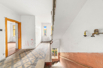 chodba a schodiště v 1. patře - Prodej domu 416 m², Semily