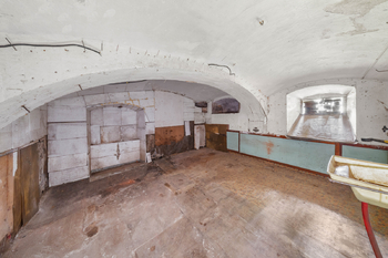 jeden ze sklepů pod domem - Prodej domu 416 m², Semily