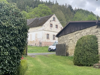 pohled ze dvora na ulici - Prodej domu 110 m², Toužim