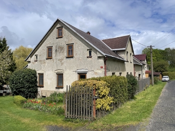 Pohled od vstupní brány - Prodej domu 110 m², Toužim