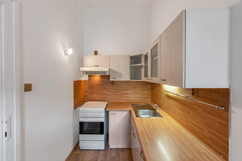 kuchyňská linka - Pronájem bytu 2+1 v osobním vlastnictví 70 m², Praha 8 - Libeň