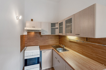 kuchyňská linka - Pronájem bytu 2+1 v osobním vlastnictví 70 m², Praha 8 - Libeň