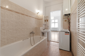 koupelna - Pronájem bytu 2+1 v osobním vlastnictví 70 m², Praha 8 - Libeň