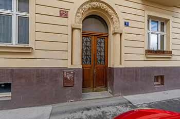 vchod - Pronájem bytu 2+1 v osobním vlastnictví 70 m², Praha 8 - Libeň