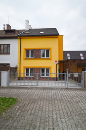 Pohled z ulice Polní - Prodej domu 139 m², Plzeň 