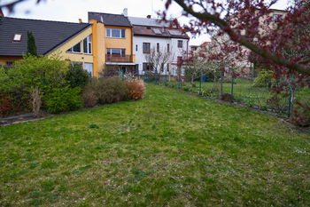 Pohled na zahradu a dům - Prodej domu 139 m², Plzeň