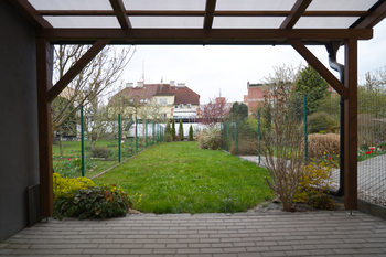 Pohled z domu na zahradu - Prodej domu 139 m², Plzeň