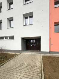 Vstup do domu - Pronájem bytu 2+kk v osobním vlastnictví 42 m², Písek