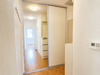 Chodba se vestavnými skříněmi - Pronájem bytu 2+1 v osobním vlastnictví 52 m², Praha 9 - Koloděje