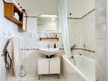 Koupelna s vanou a topným žebříkem - Pronájem bytu 2+1 v osobním vlastnictví 52 m², Praha 9 - Koloděje