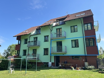 umístění bytu - pohled ze zahrady - Pronájem bytu 2+1 v osobním vlastnictví 54 m², Praha 9 - Koloděje