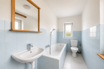 koupelna s toaletou - I. patro - Prodej domu 130 m², Červené Pečky