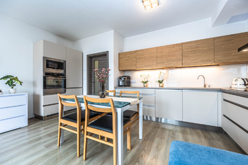 jídelní stůl a kuchyňský kout - Prodej bytu 2+kk v osobním vlastnictví 54 m², Praha 9 - Letňany