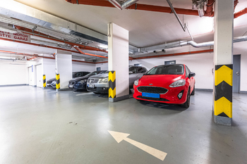 garážové stání - Prodej bytu 2+kk v osobním vlastnictví 54 m², Praha 9 - Letňany