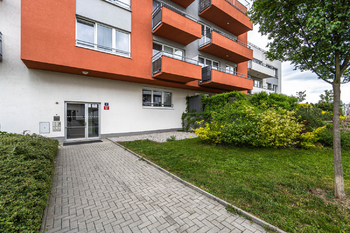 vchod do domu - Prodej bytu 2+kk v osobním vlastnictví 54 m², Praha 9 - Letňany