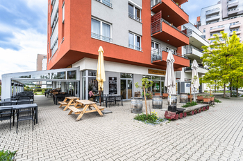okolí restaurace - Prodej bytu 2+kk v osobním vlastnictví 54 m², Praha 9 - Letňany