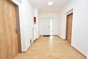 Vstupní chodba a vstup do bytu. - Pronájem bytu 2+kk v osobním vlastnictví 63 m², Čelákovice