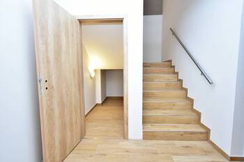 Úložný prostor pod schody. - Pronájem bytu 2+kk v osobním vlastnictví 63 m², Čelákovice