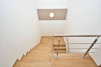 Schodiště. - Pronájem bytu 2+kk v osobním vlastnictví 63 m², Čelákovice