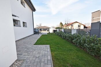 Vstup k bytovému domu. - Pronájem bytu 2+kk v osobním vlastnictví 63 m², Čelákovice