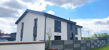 Pohled na bytový dům z ulice.  - Pronájem bytu 2+kk v osobním vlastnictví 63 m², Čelákovice
