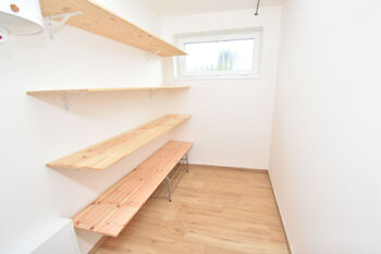 Šatna / špajz / komora s bojlerem.  - Pronájem bytu 2+kk v osobním vlastnictví 63 m², Čelákovice
