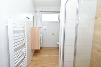 Koupelna se sprchovým koutem, umyvadlem, toaletou a místem na pračku a sušičku. - Pronájem bytu 2+kk v osobním vlastnictví 63 m², Čelákovice