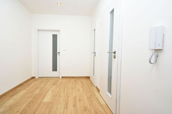 Vstupní chodba. - Pronájem bytu 2+kk v osobním vlastnictví 63 m², Čelákovice
