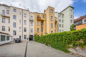 Budova vnitroblok - Prodej bytu 3+kk v osobním vlastnictví 65 m², Praha 5 - Smíchov
