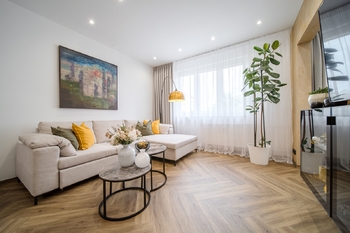 Prodej elegantního a kompletně vybaveného bytu 2+1 s balkonem, 59 m², Cihlářská čtvrť, Hodonín - Prodej bytu 2+1 v osobním vlastnictví 59 m², Hodonín