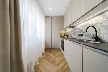 Prodej elegantního a kompletně vybaveného bytu 2+1 s balkonem, 59 m², Cihlářská čtvrť, Hodonín - Prodej bytu 2+1 v osobním vlastnictví 59 m², Hodonín