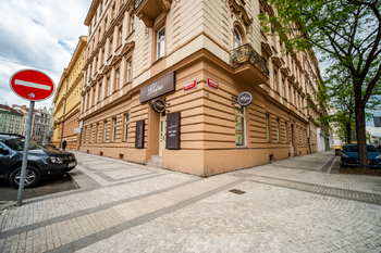 Pohled z ulice - Pronájem restaurace 185 m², Praha 5 - Smíchov