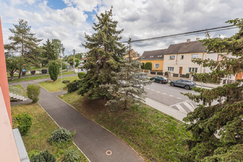 POHLED Z BYTU NA UL. PRAŽSKÁ - Prodej bytu 1+1 v družstevním vlastnictví 36 m², Bystřany