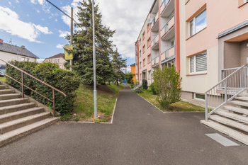POHLED NA BYTOVÝ DŮM Z ULICE PRAŽŠKÁ - Prodej bytu 1+1 v družstevním vlastnictví 36 m², Bystřany