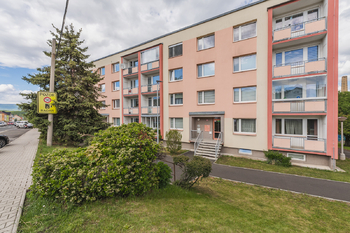 POHLED NA BYTOVÝ DŮM Z UL. PRAŽSKÁ - Prodej bytu 1+1 v družstevním vlastnictví 36 m², Bystřany