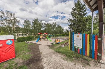 DĚTSKÉ HŘIŠTĚ VEDLE BYTOVÉHO DOMU - Prodej bytu 1+1 v družstevním vlastnictví 36 m², Bystřany