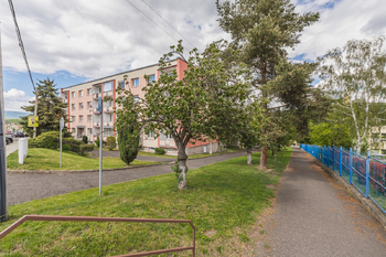DĚTSKÉ HŘIŠTĚ VEDLE BYTOVÉHO DOMU - Prodej bytu 1+1 v družstevním vlastnictví 36 m², Bystřany