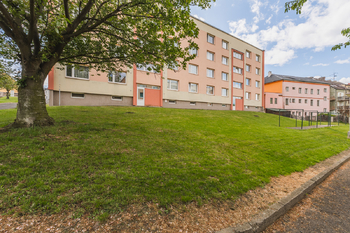 BYTOVÝ DŮM - POHLED Z PARKU - Prodej bytu 1+1 v družstevním vlastnictví 36 m², Bystřany