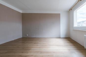 OBÝVACÍ POKOJ - Prodej bytu 1+1 v družstevním vlastnictví 36 m², Bystřany