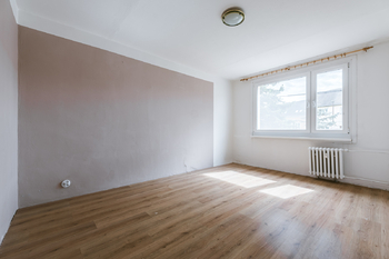 OBÝVACÍ POKOJ - Prodej bytu 1+1 v družstevním vlastnictví 36 m², Bystřany