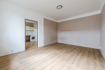 OBÝVACÍ POKOJ - Prodej bytu 1+1 v družstevním vlastnictví 36 m², Bystřany