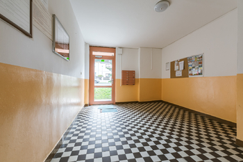 CHODBA BYTOVÉHÉ DOMU - Prodej bytu 1+1 v družstevním vlastnictví 36 m², Bystřany