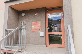 VCHOD DO BYTOVÉHO DOMU - Prodej bytu 1+1 v družstevním vlastnictví 36 m², Bystřany
