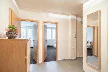 Prostorná předsíň - Prodej bytu 3+1 v osobním vlastnictví 80 m², Praha 5 - Stodůlky