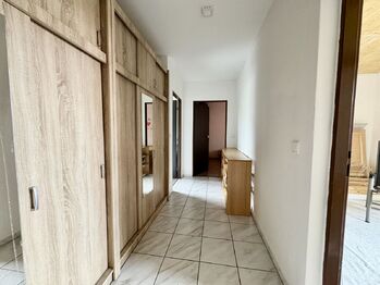 Chodba se skříněmi - Prodej domu 313 m², Dolní Újezd