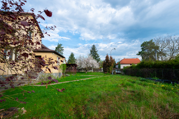 Pohled z rohu pozemku - Prodej domu 150 m², Voznice