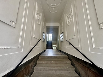 Vstup do domu - Pronájem bytu 2+1 v osobním vlastnictví 70 m², Praha 2 - Vinohrady